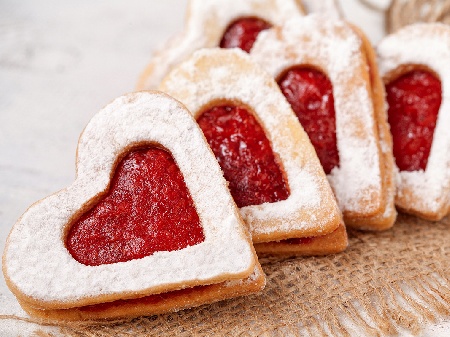 Сладки / бисквити линцер със сладко от малини във формата на сърца - снимка на рецептата